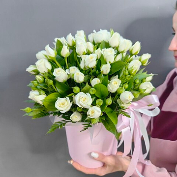 Композиция с белыми кустовыми розами