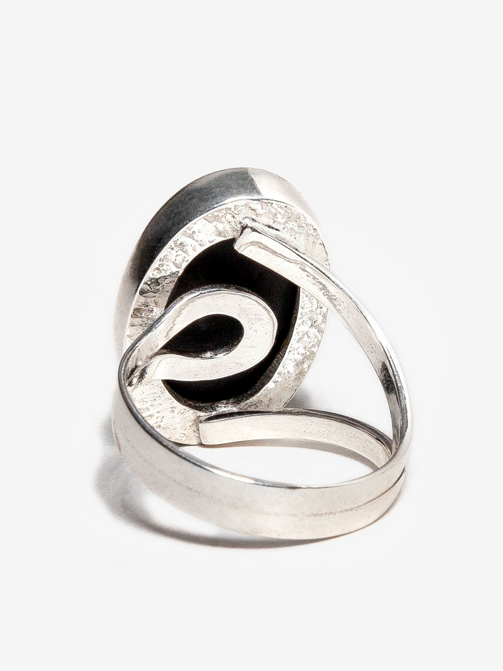 Крупное серебряное кольцо с натуральным зеленым янтарем 2,1 на 1,4 см, безразмерное