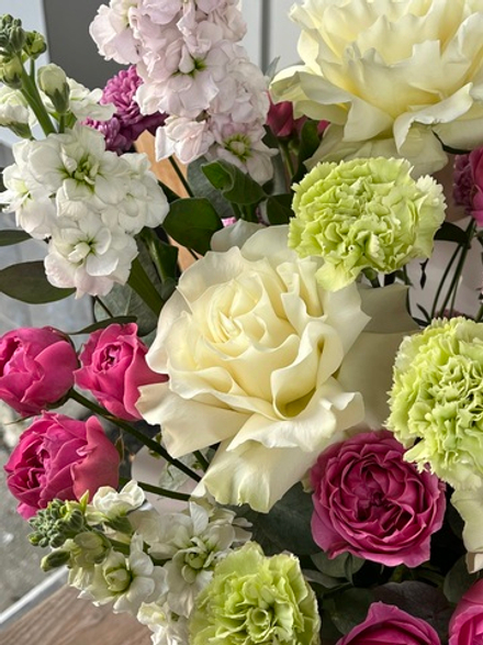 Композиция в шляпной коробке с французскими розами и маттиолой