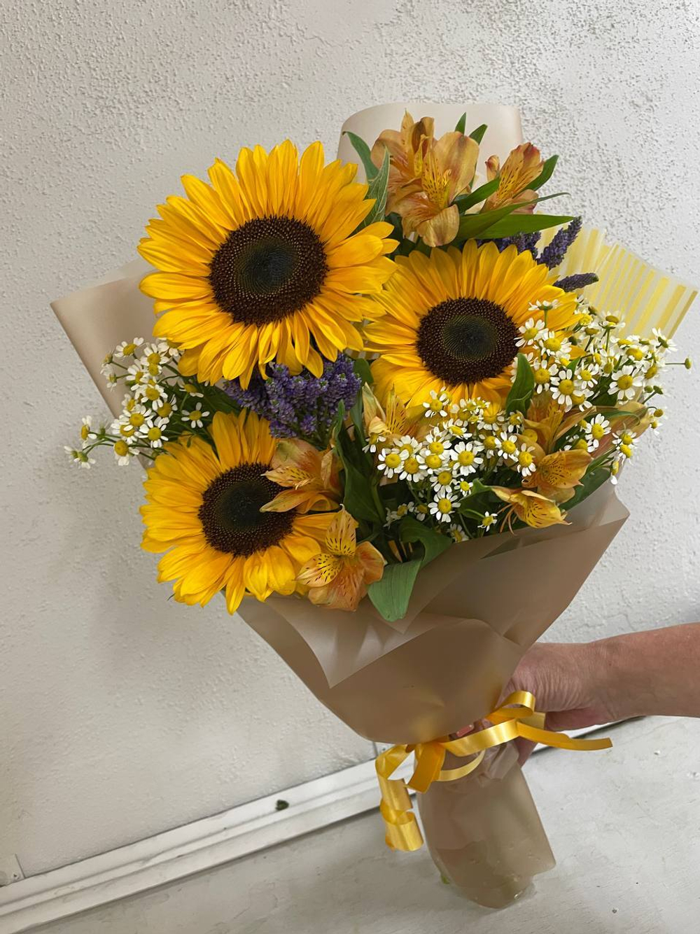 Летний солнечный букет с танацетумом и ароматными пионами Сара Бернард (С0034)