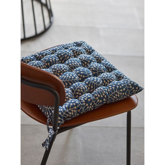 Подушка на стул темно-синего цвета с принтом Спелая Смородина из коллекции scandinavian touch, 40х40 см