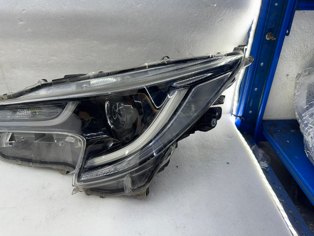 Оригинальная LED фара Toyota Levin (правый руль,)
