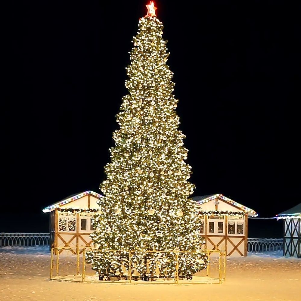 Светодинамическая елка каркасная - встроенная гирлянда: теплый свет - "Уральская" 14 м