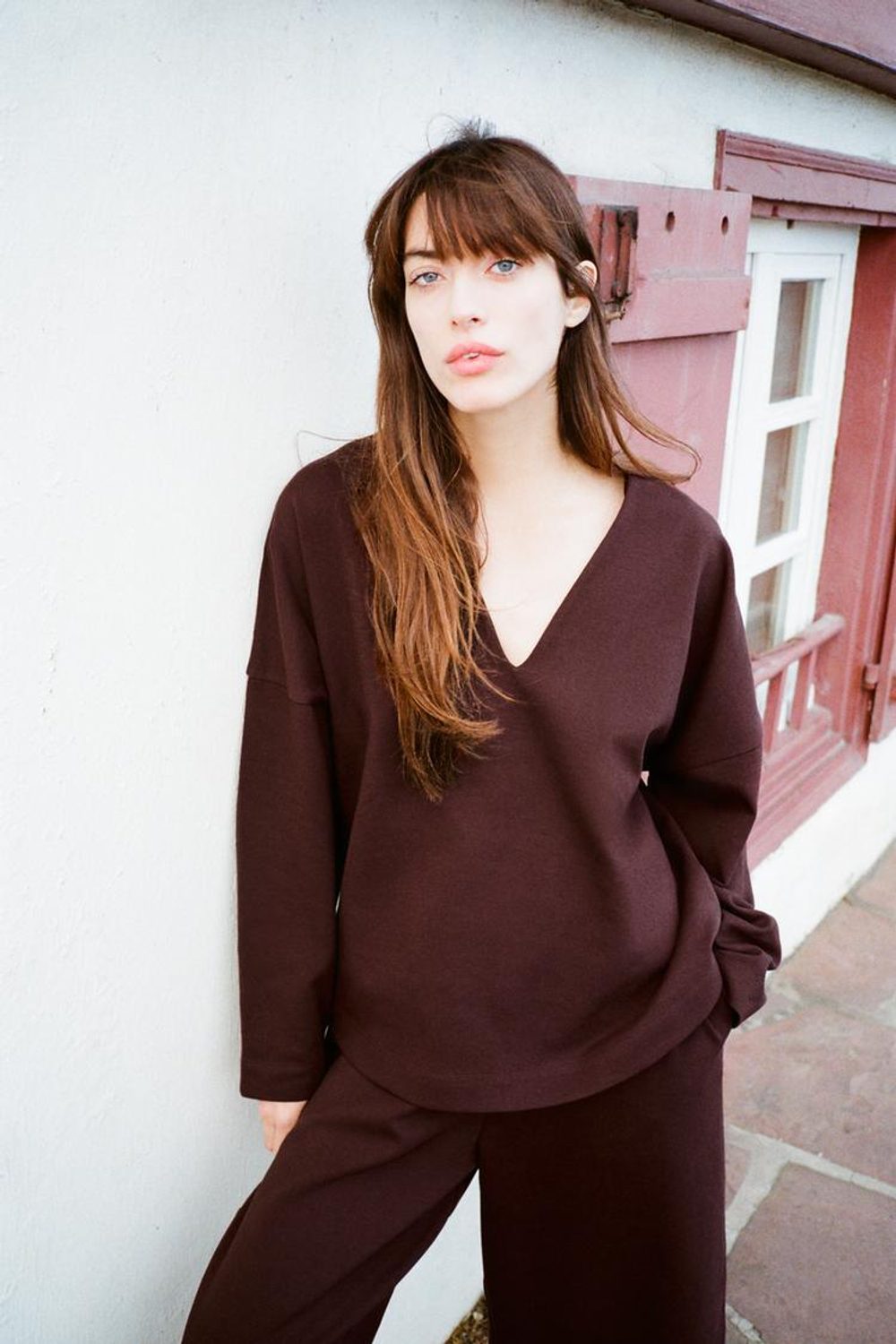 ZARA ТОП ИЗ ИНТЕРЛОКА С V-ОБРАЗНЫМ ВЫРЕЗОМ, БОРДОВЫЙ