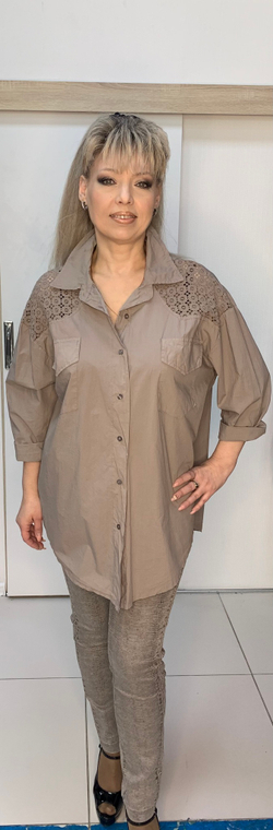 Удлиненная рубашка с кармашками и перфорацией