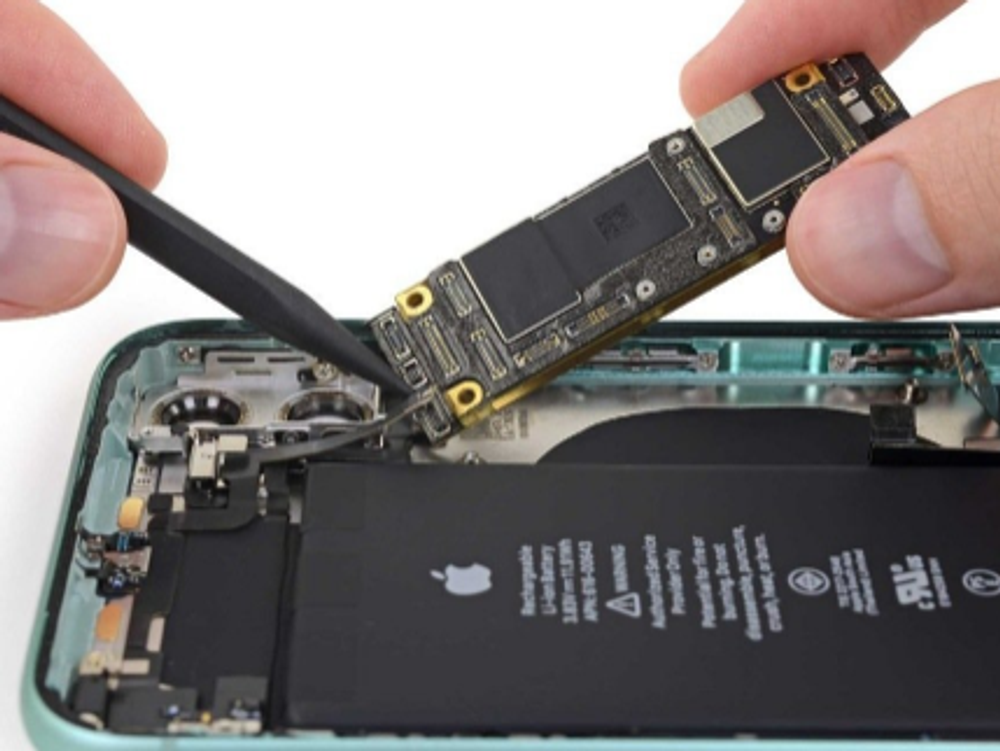 Ремонт материнской платы iPhone 11