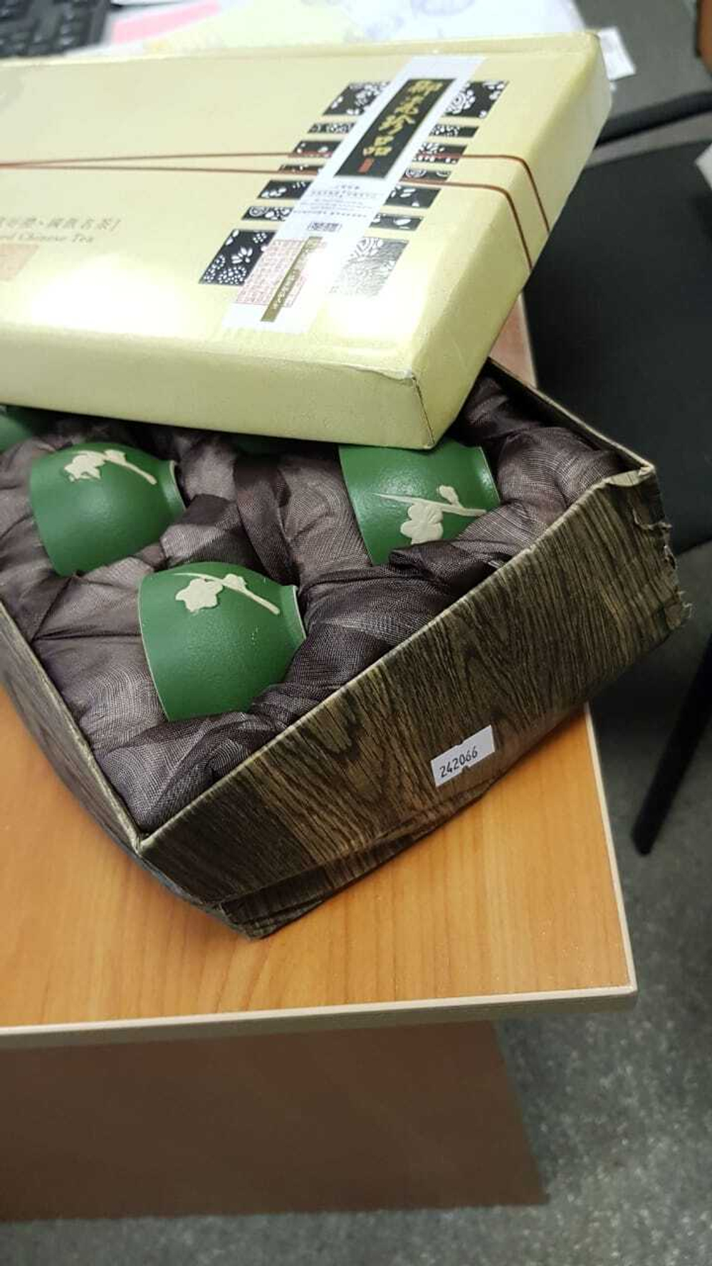 242066Y1 УЦЕНКА Сервиз "Зеленая сакура", фарфор. 1 чайник объем 120мл, 6 пиал объем 30мл