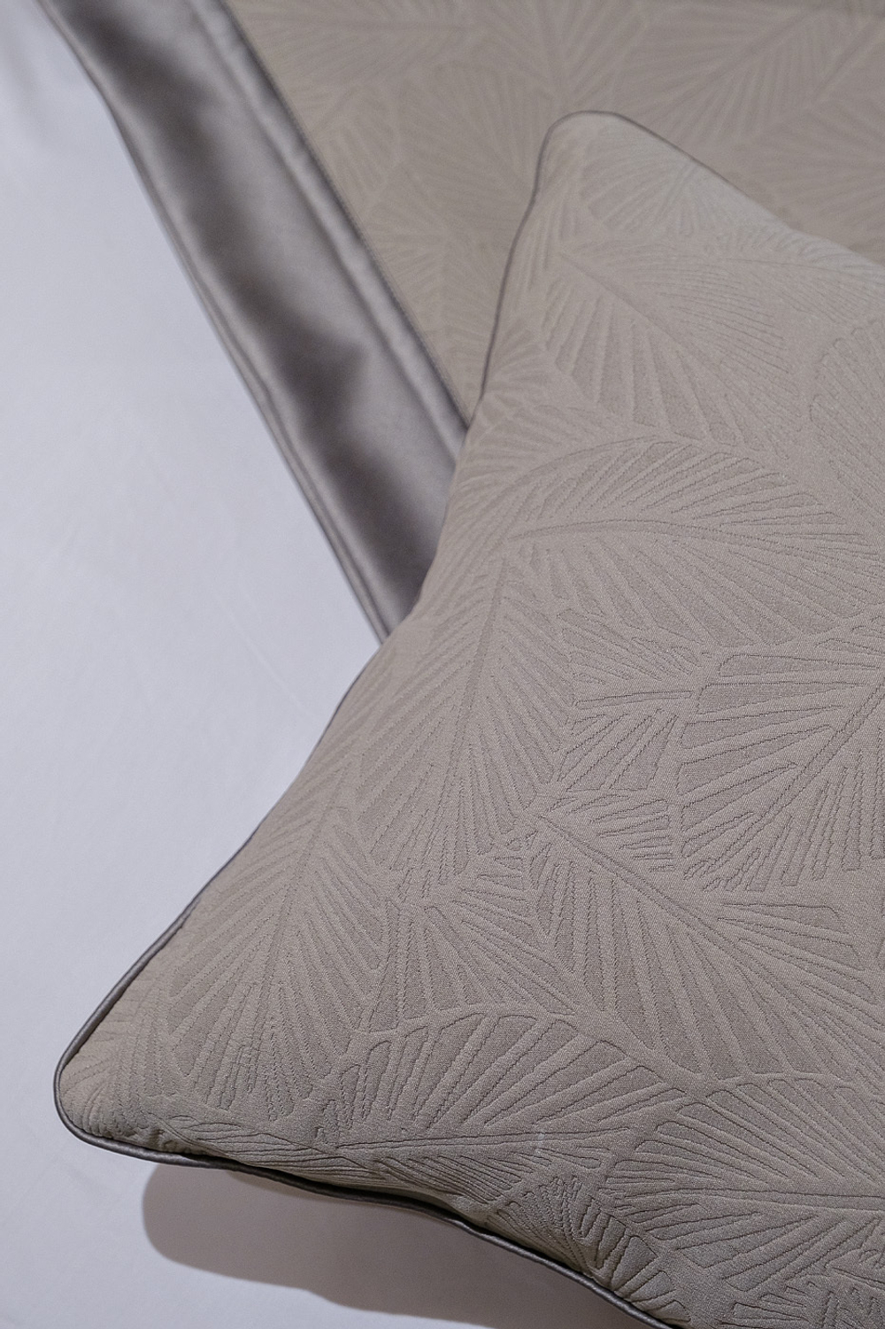 Подушка декоративная 30х50см Garda Decor коричневая