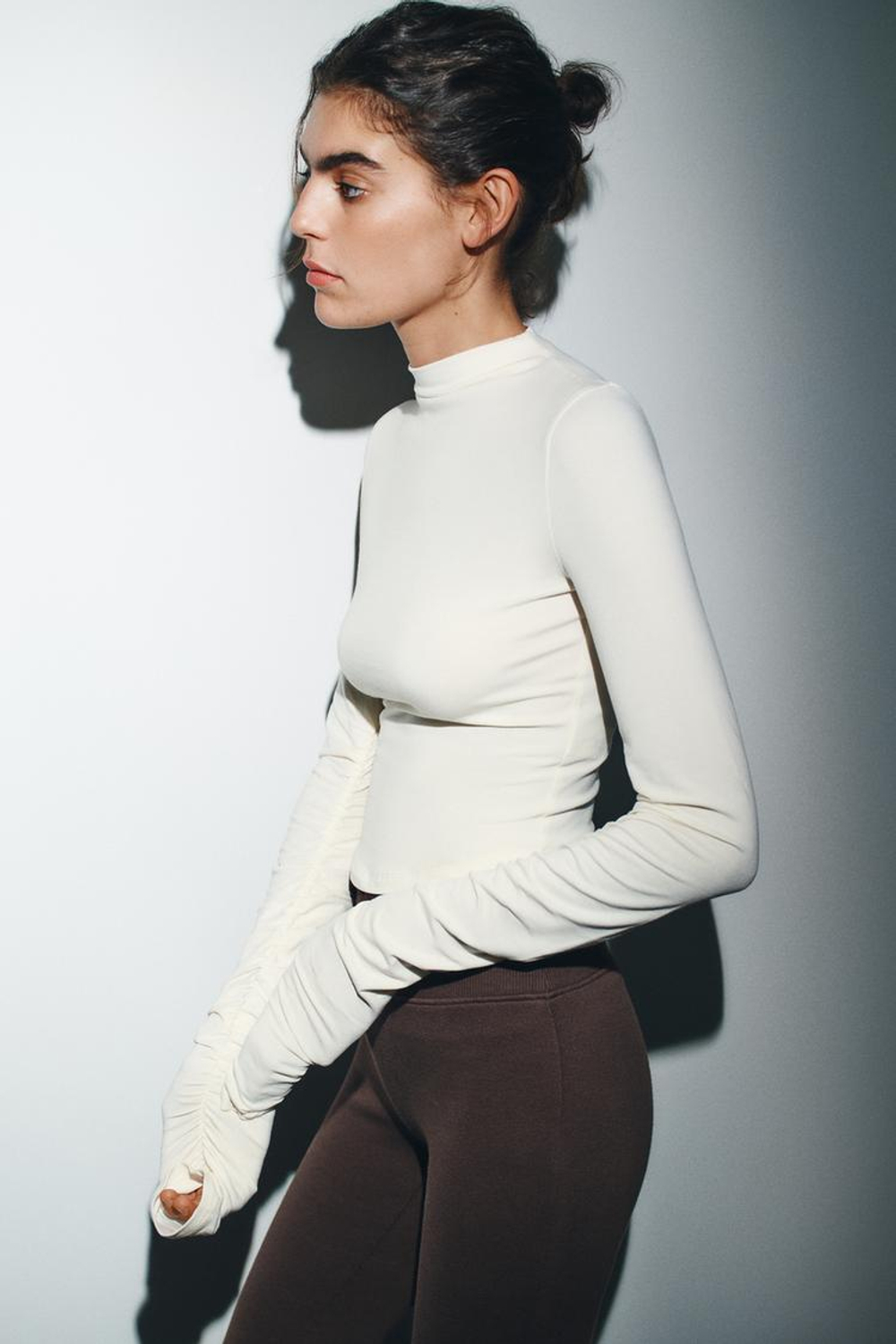 ZARA ФУТБОЛКА ИЗ ХЛОПКА И МОДАЛА СО СБОРКАМИ, ЭКРЮ