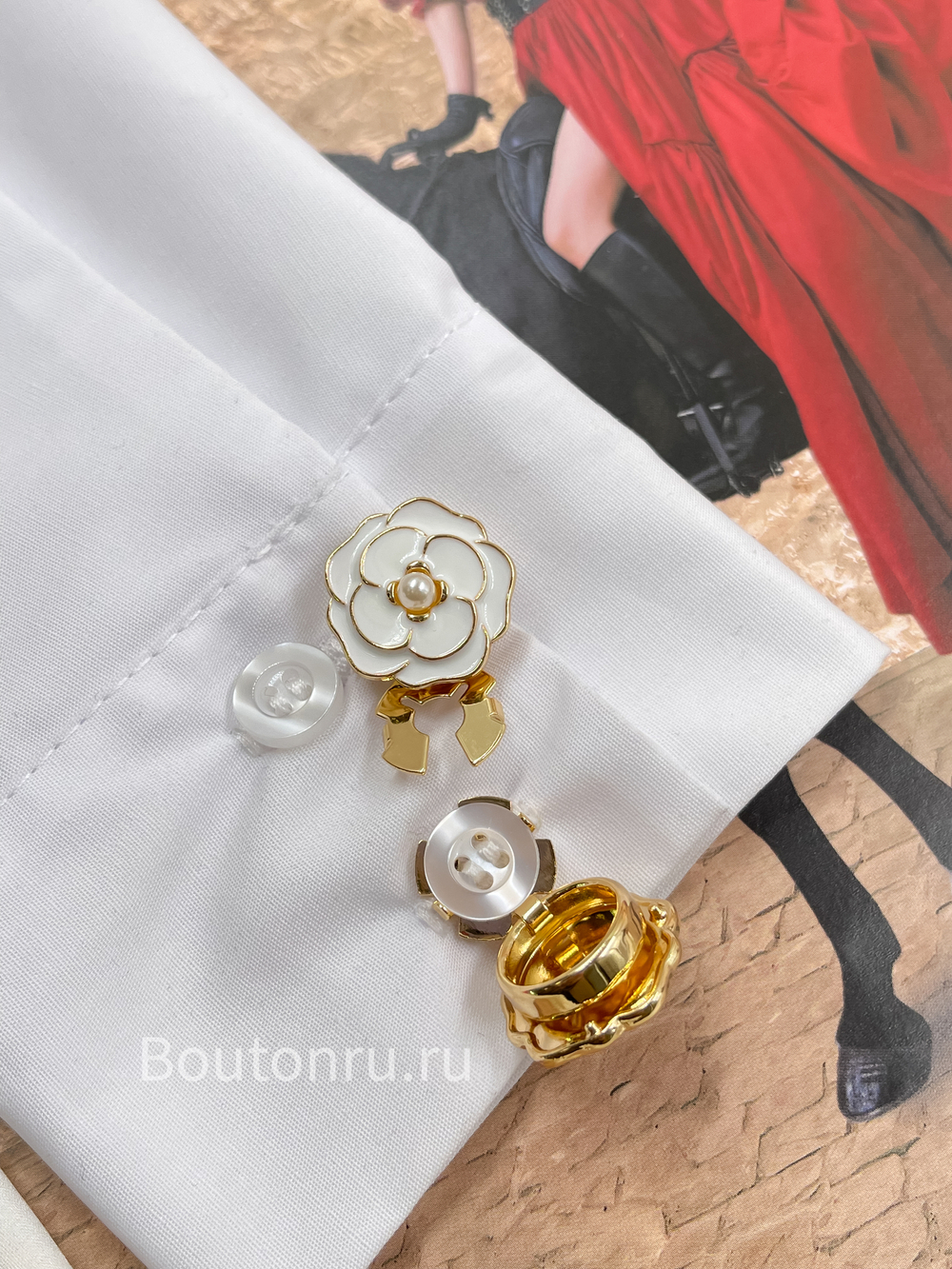 Накладка на пуговицу золотистая с белой эмалью в форме цветка(клипса)