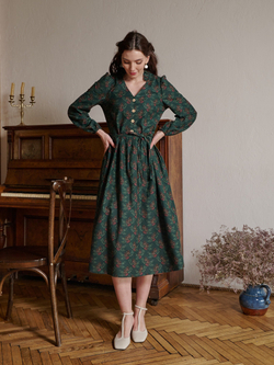 Платье с воротником стойкой