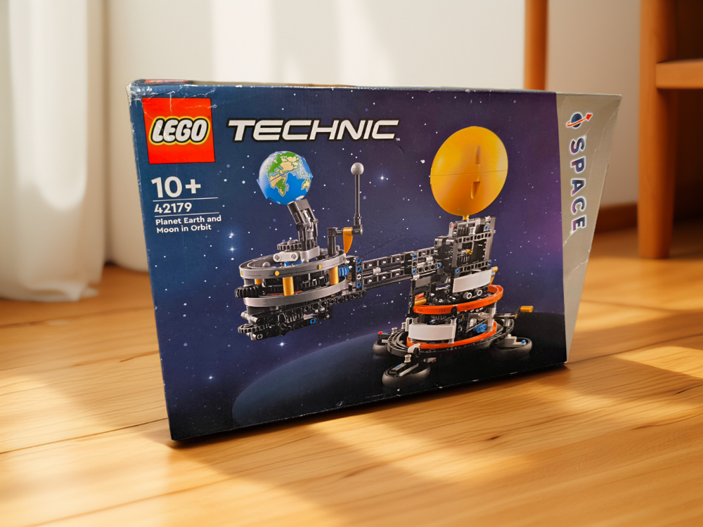 LEGO Technic 42179 Планета Земля и Луна на орбите — познавательный конструктор