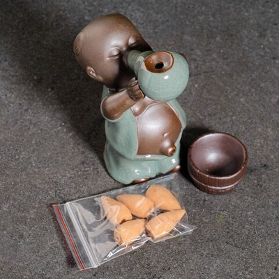 Подставка для благовоний «Мальчик пьет» с аромаконусами