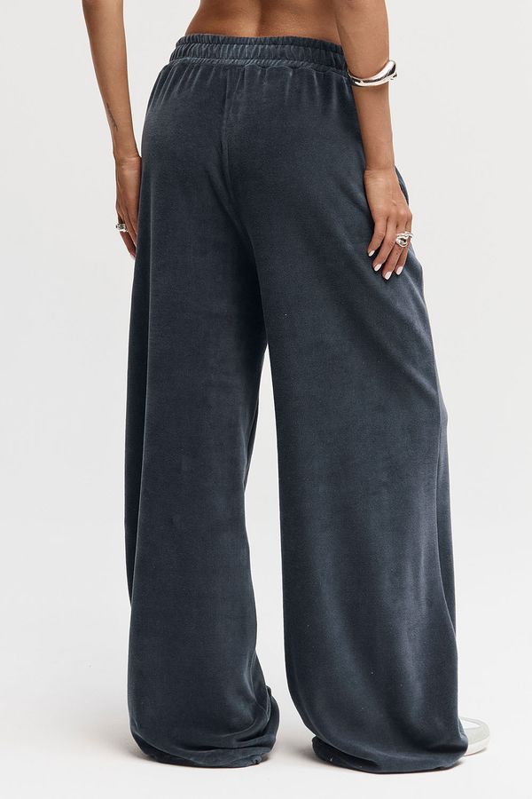 Широкие брюки на резинке из велюровой ткани графитового цвета