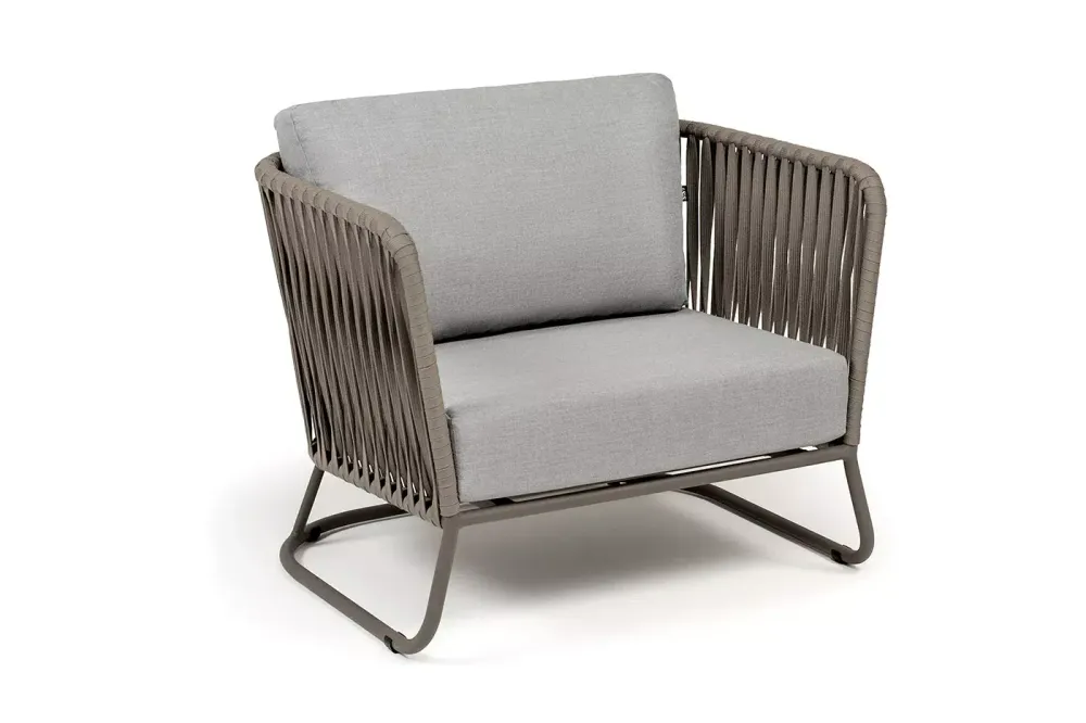 "Багамы" кресло плетеное из роупа, каркас алюминий бежево-серый (RAL7006) муар, роуп серо-коричневый 23мм, ткань светло-серая