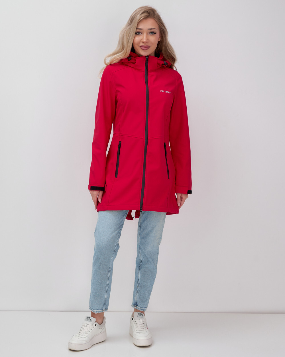 Парка спортивная женская с капюшоном softshell красного цвета 9568Kr