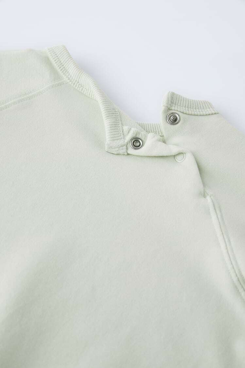 ZARA ОДНОТОННЫЙ КОМПЛЕКТ ИЗ ТОЛСТОВКИ И БРЮК ИЗ МЯГКОЙ ТКАНИ, СВЕТЛО-ЗЕЛЕНЫЙ