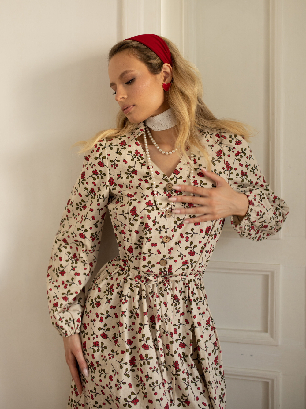 Платье с воротником стойкой