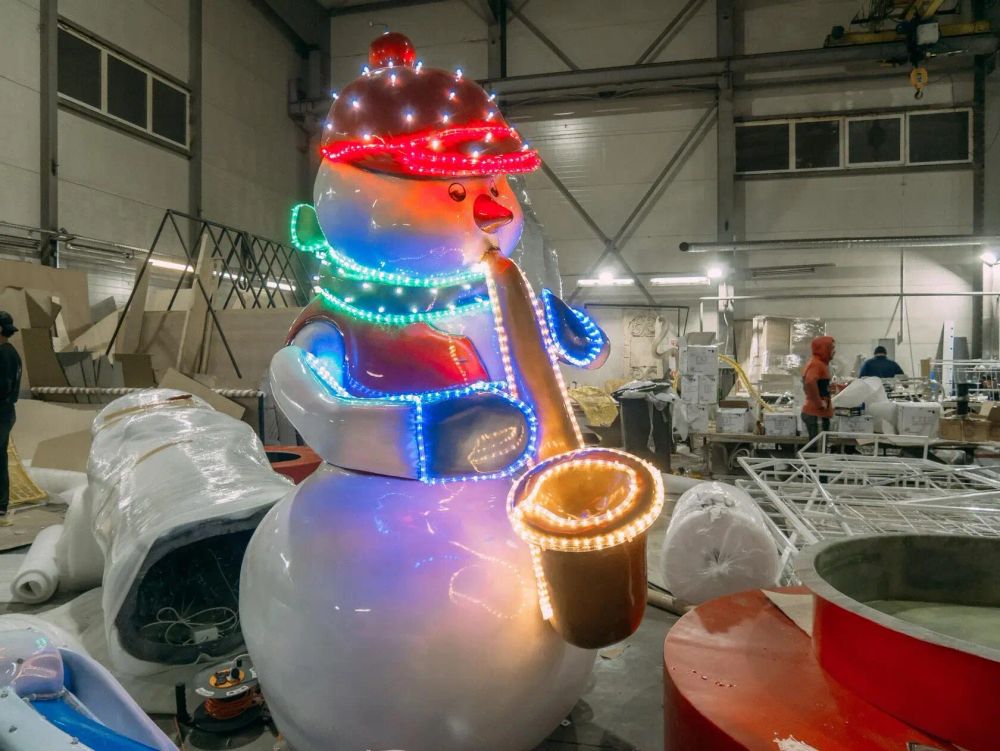 большой новогодний снеговик с саксофоном