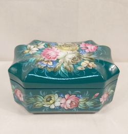 Шкатулка "Цветы на зеленом" с жостовской росписью