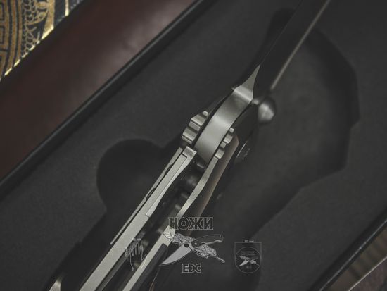 Складной нож Microtech Socom Bravo S/E Standard Carbon Titanium 260-7-CFTI c клинком из стали Böhler M390 Microclean®, рукоять титан / карбон