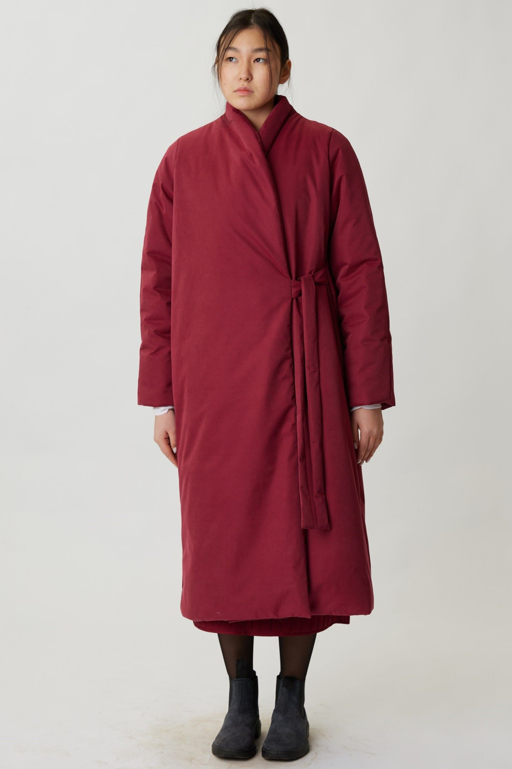 Зимнее пальто на запах из бордовой бархатистой мембраны