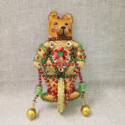 Бисерная ёлочная игрушка Медведь на колесе