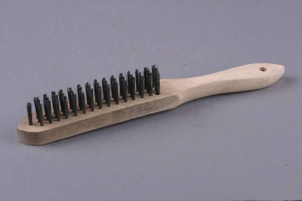 Щетка стальная 4 ряда с деревянной ручкой