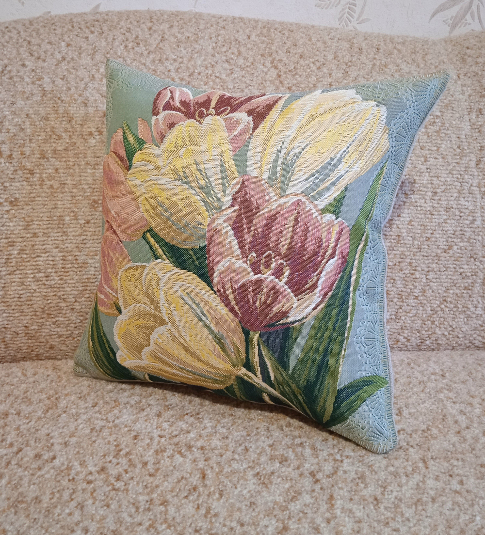 Декоративный гобеленовый чехол для интерьерной подушки Тюльпаны весенние 38*38