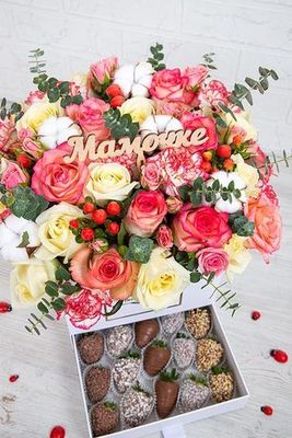 Шкатулка с цветами и клубникой в бельгийском шоколаде