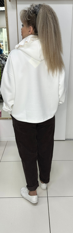 Белая толстовка-худи с ярким принтом и капюшоном