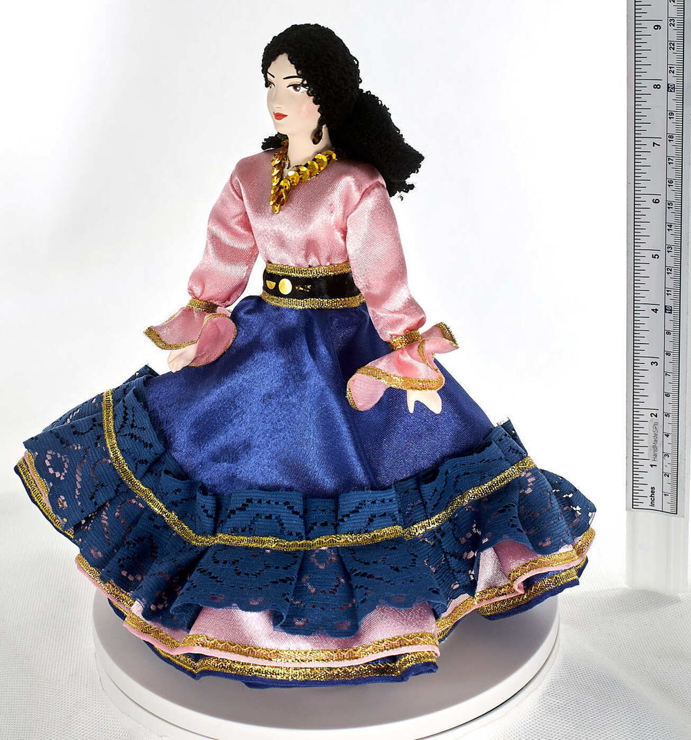 Фарфоровая кукла коллекционная Цыганка Кармен