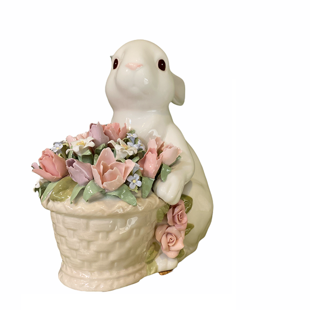 Кролик с корзинкой цветов