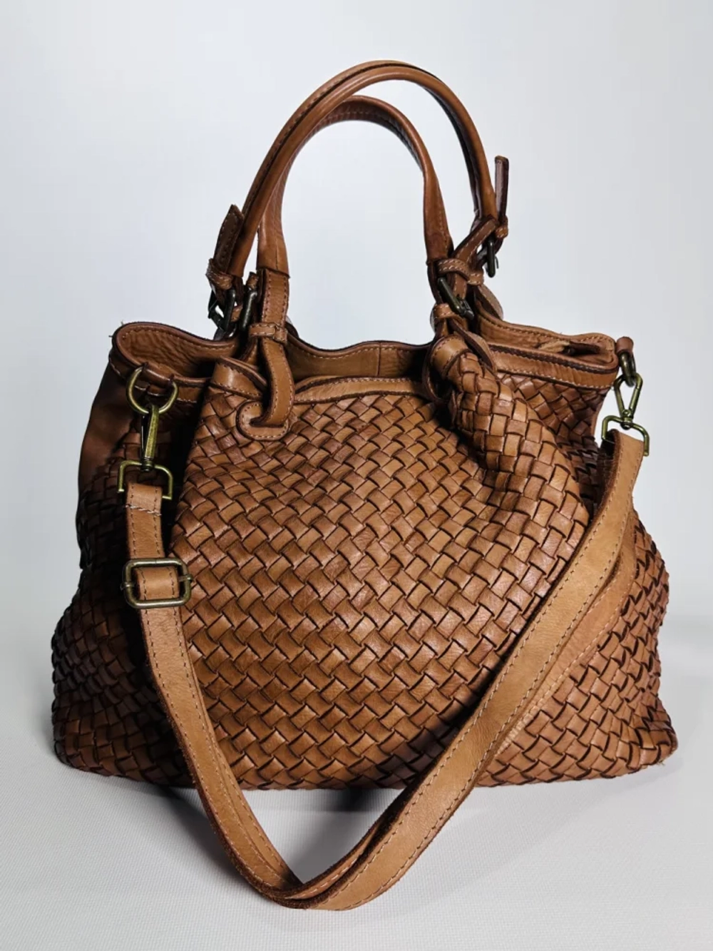 Женская плетеная сумка из натуральной кожи цвета whisky
