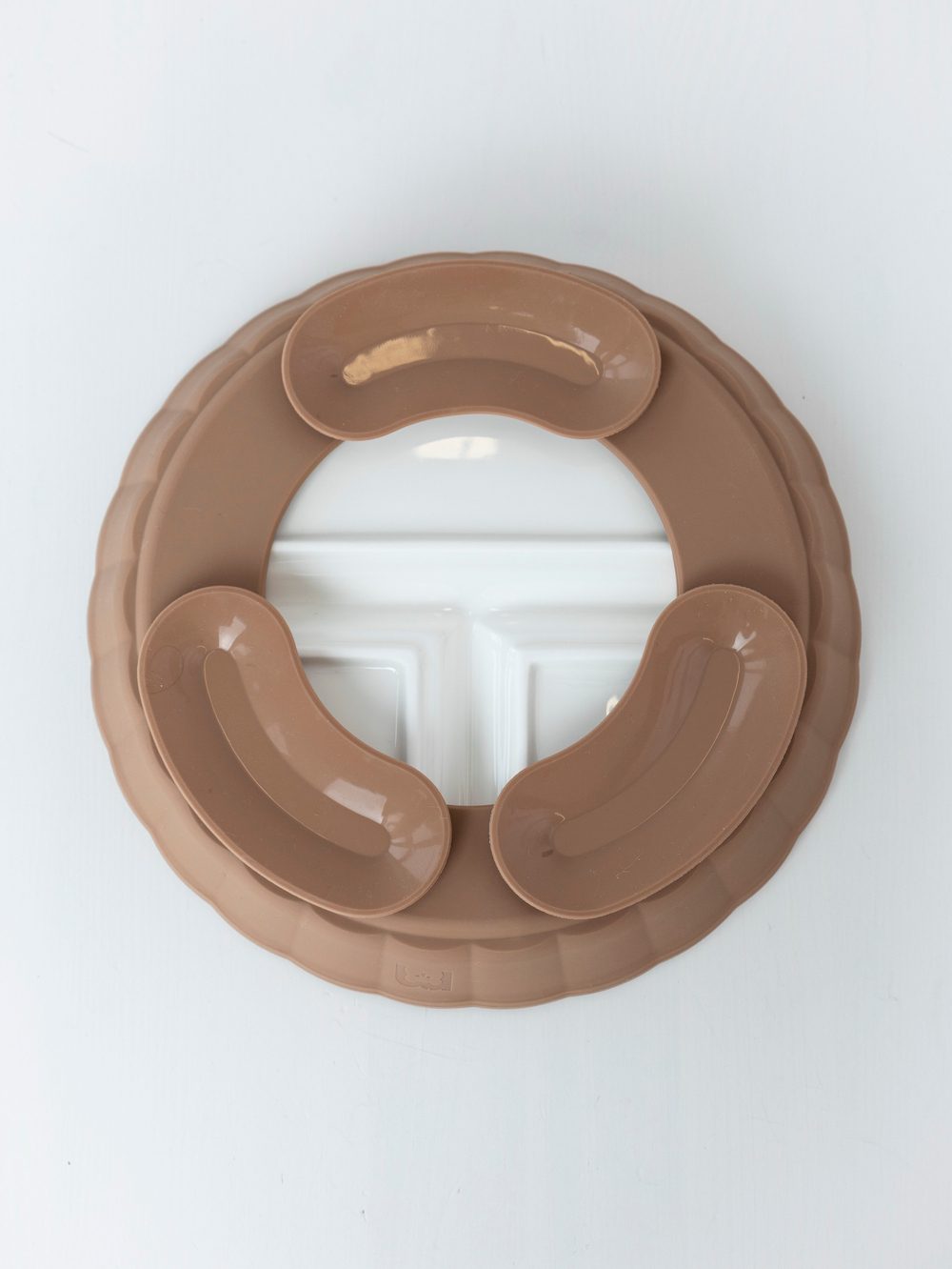 Фарфоровая тарелка секционная на силиконовой присоске, Hazelnut