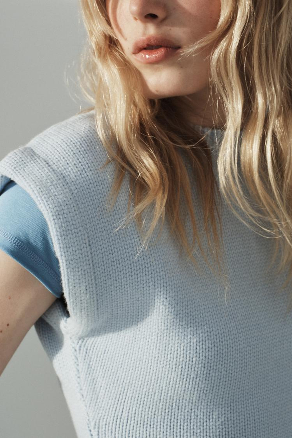 ZARA ТРИКОТАЖНЫЙ ЖИЛЕТ С АКЦЕНТНЫМИ ПЛЕЧАМИ, СИНИЙ