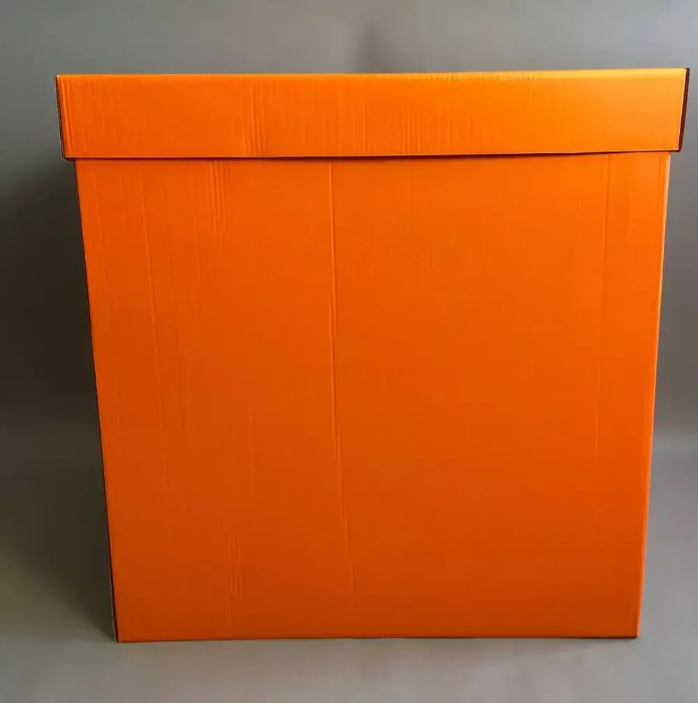 Большая коробка сюрприз для шаров оранжевая (60х80) с надписью и бантом (оформленная)  Изображение2