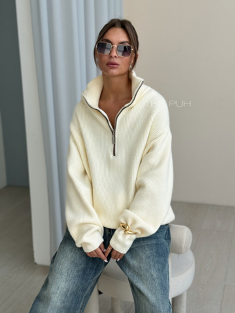 Молочный свитер на молнии