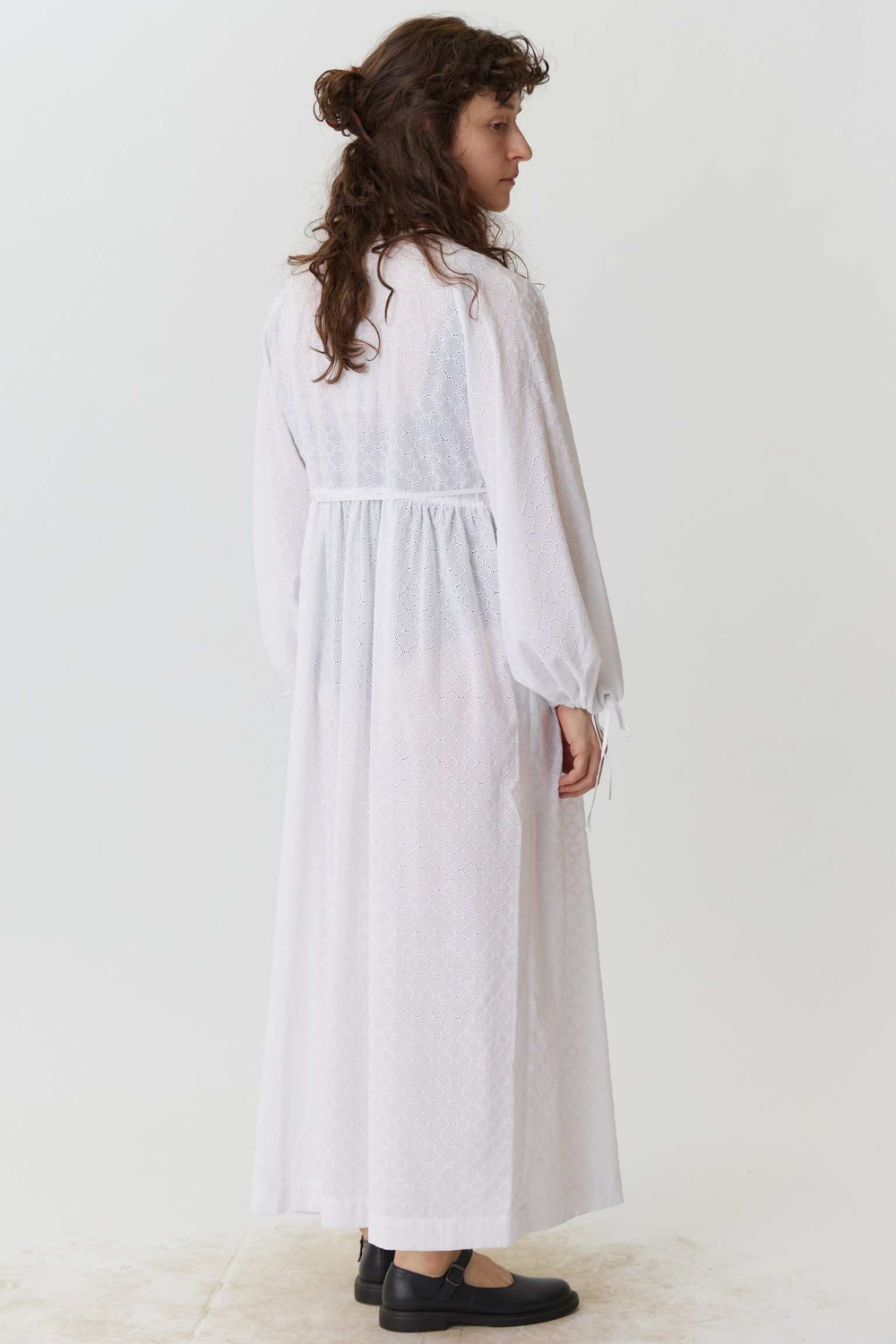 Платье на запах с широкими рукавами длины макси из белого шитья