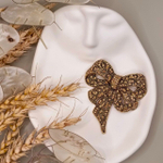 Брошь " Бант со стразами"