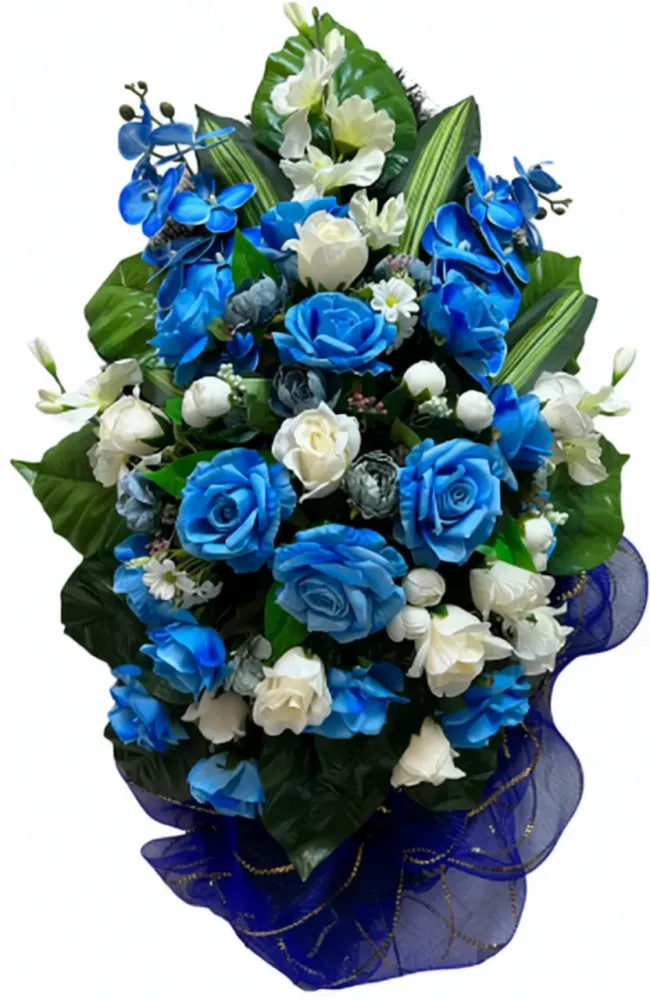 Венок на похороны из искусственных синих и белых роз, орхидей и зелени с синей сеткой Венок на похороны из искусственных синих и белых роз, орхидей и зелени с синей сеткой