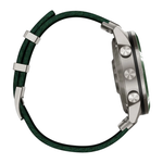 Спортивные часы Garmin MARQ Golfer (Gen 2), нейлоновый ремешок цвета «сосновый лес», силиконовый ремешок цвета «сосновый лес» Безель из титана и керамики, корпус из титана, AMOLED-дисплей с куполообразным сапфировым стеклом. Нейлоновый ремешок жаккардовог