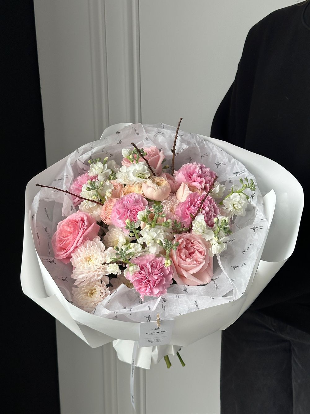 Букет сборный из кустовых пионовидных роз, маттиолы, диантусов и веток прунуса