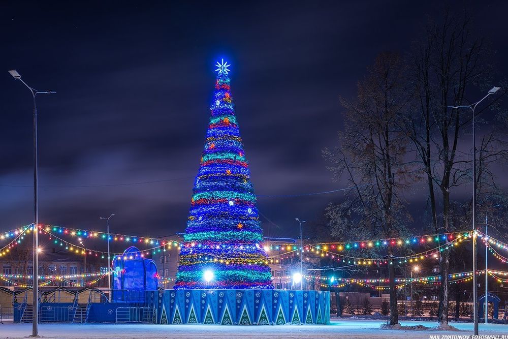 Светодинамическая елка каркасная - встроенная гирлянда цветная -"Уральская" 26 м