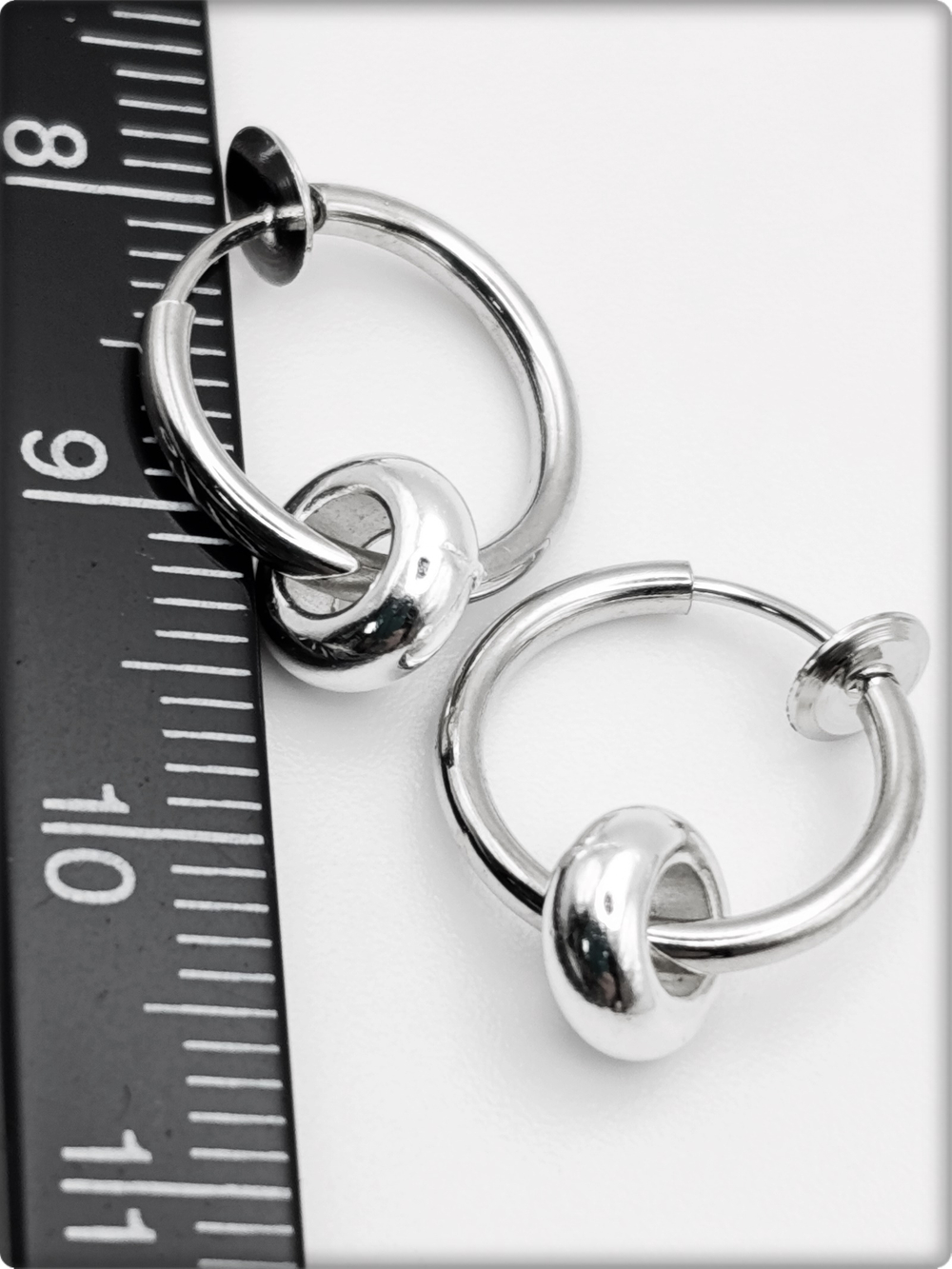 Клипсы на пружинке для имитации пирсинга ушей.