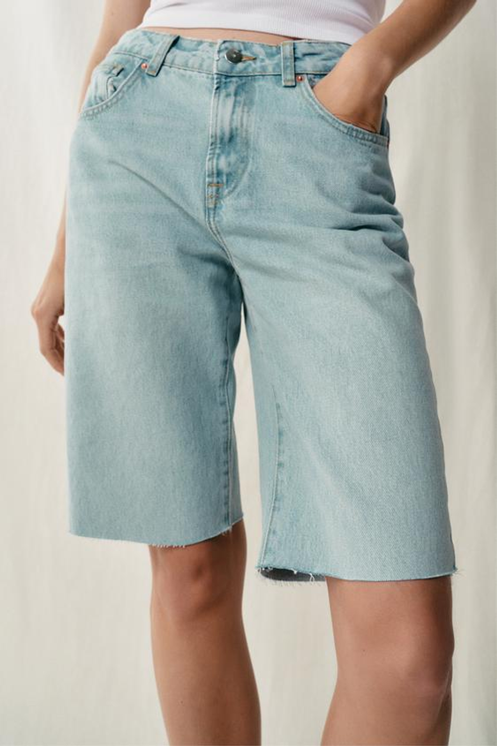 ZARA ДЖИНСОВЫЕ ШОРТЫ Z1975 СО СРЕДНЕЙ ПОСАДКОЙ, ГОЛУБОЙ