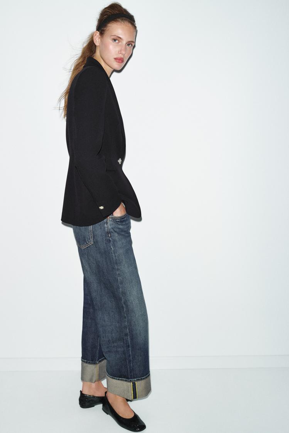 ZARA ПРИТАЛЕННЫЙ БЛЕЙЗЕР С ПОДПЛЕЧНИКАМИ, ЧЕРНЫЙ