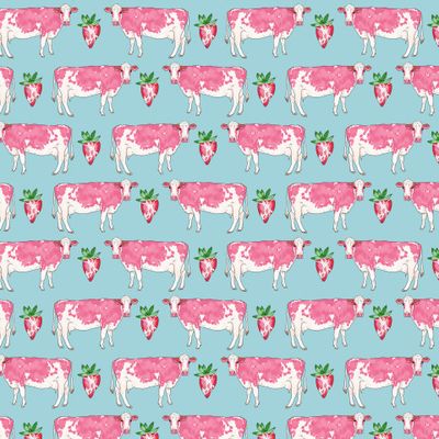 Клубничные коровы на голубом фоне