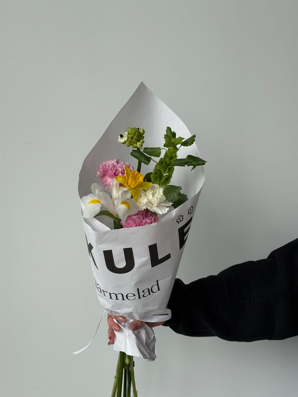 Кулек из ириса, диантусов, молюцеллы и нарциссов