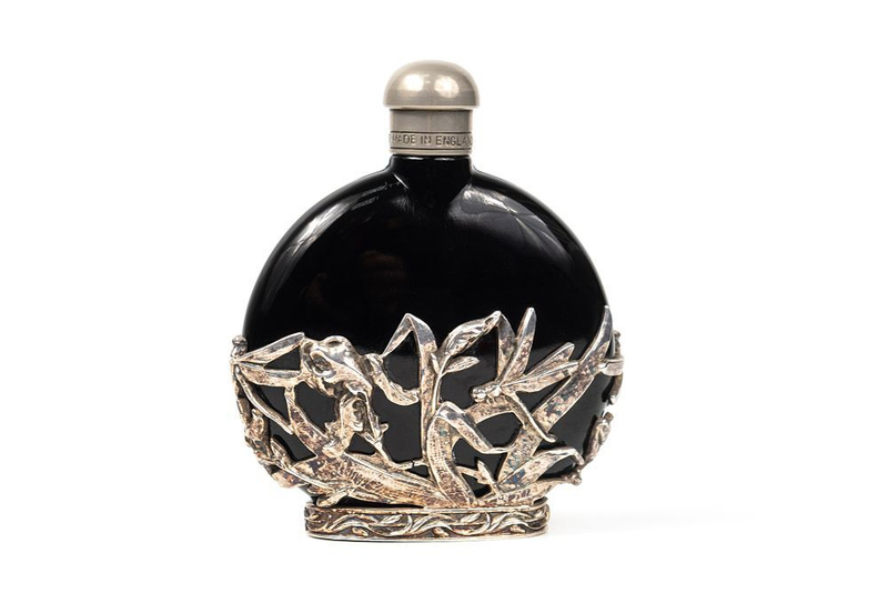 Флакон из черного стекла, украшенный травой и стрекозами